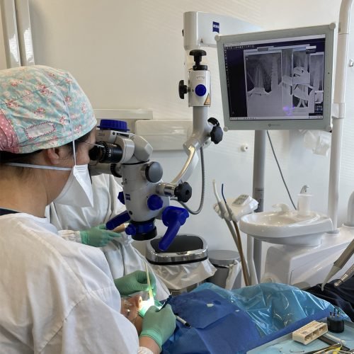 𝐈𝐦𝐩𝐥𝐚𝐧𝐭𝐞𝐬 𝐃𝐞𝐧𝐭𝐚́𝐫𝐢𝐨𝐬 𝐜𝐨𝐦 𝐌𝐢𝐜𝐫𝐨𝐬𝐜ó𝐩𝐢𝐨: 𝐏𝐫𝐞𝐜𝐢𝐬ã𝐨 𝐞 𝐫𝐞𝐬𝐮𝐥𝐭𝐚𝐝𝐨𝐬 𝐢𝐧𝐢𝐠𝐮𝐚𝐥á𝐯𝐞𝐢𝐬!  Transforme seu sorriso com tecnologia de ponta! A utilização de microscópios em implantes dentários garante um procedimento extremamente preciso, com maior preservação óssea e gengival. Menos invasivo, recuperação mais rápida e resultados estéticos superiores. A inovação que merece para um sorriso saudável e perfeito! ✨